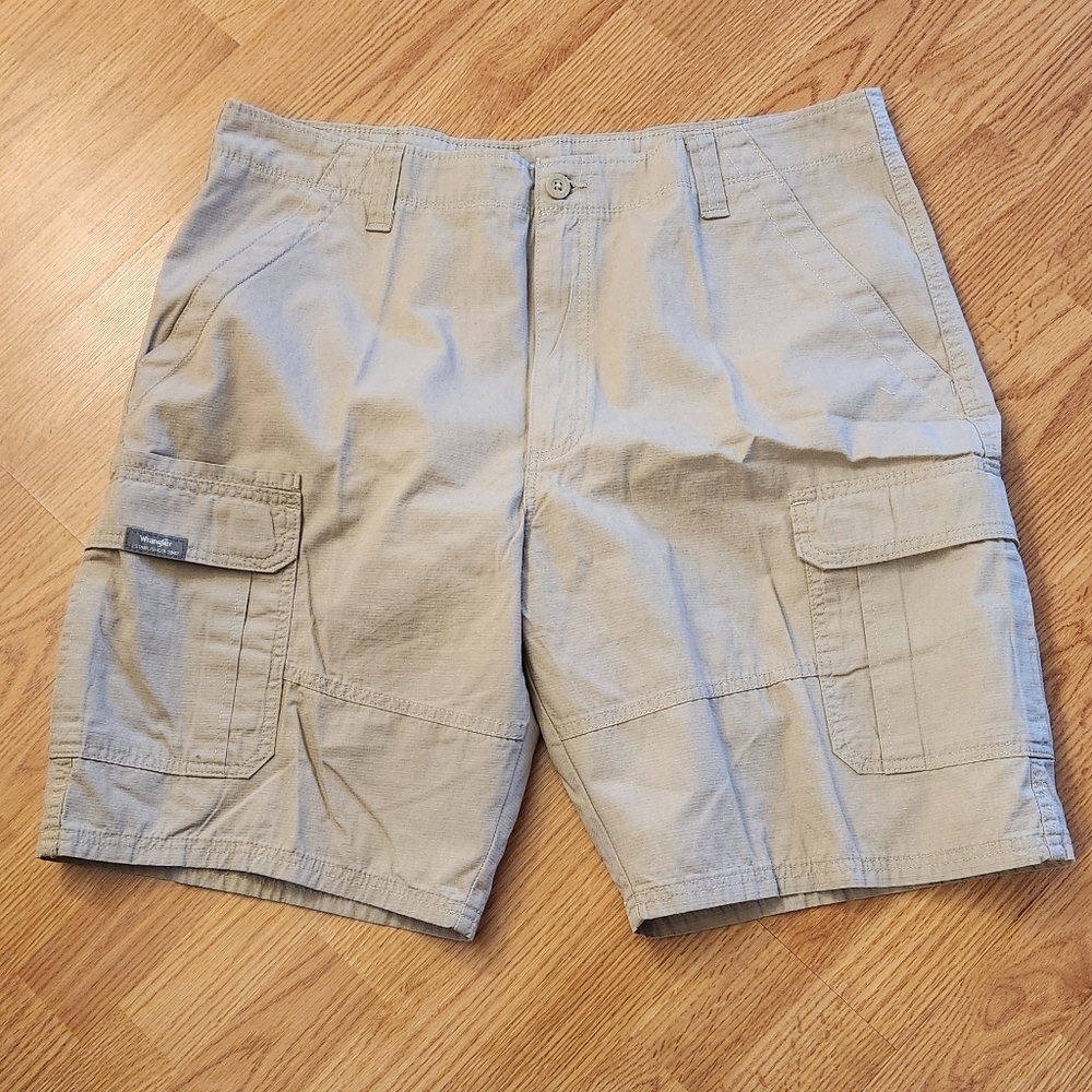 Wranglers Men's 38 Flat Front Cargo Shorts Tan 100% Cotton. 6 Pockets.